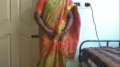 ʻO ke kaikamahine desi India e hōʻike i kāna mau ʻū maoli i ka mea nona ka hale